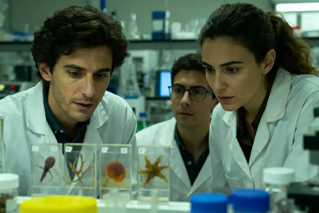 Trois scientifiques en blouses blanches analysent des spécimens dans un laboratoire. Scène de laboratoire moderne.