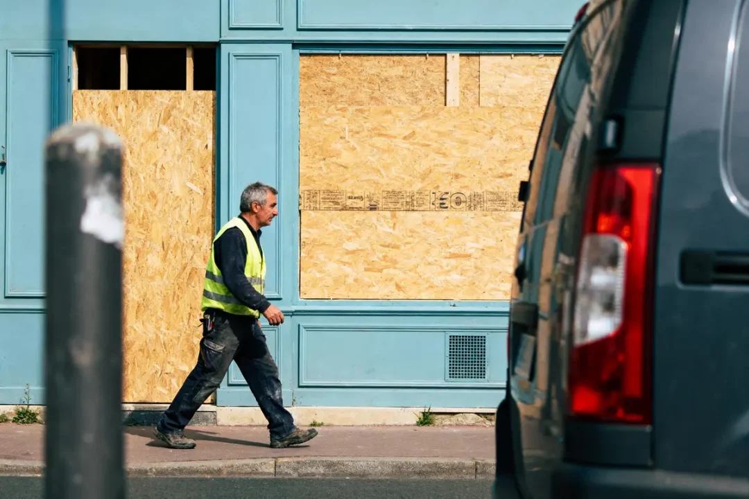 Un homme masqué, un autre avec une pièce d'un euro géante comme tête, à l'extérieur, Paris.