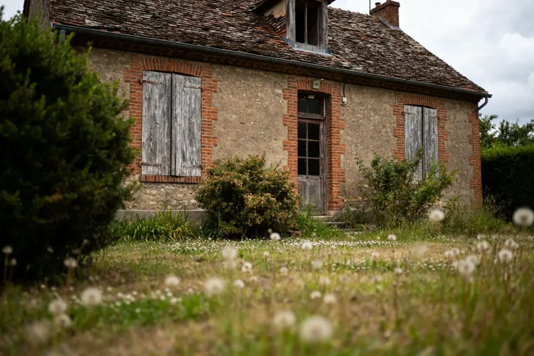 Maison rustique en pierre avec volets fermés pour acheter une maison construite par un particulier