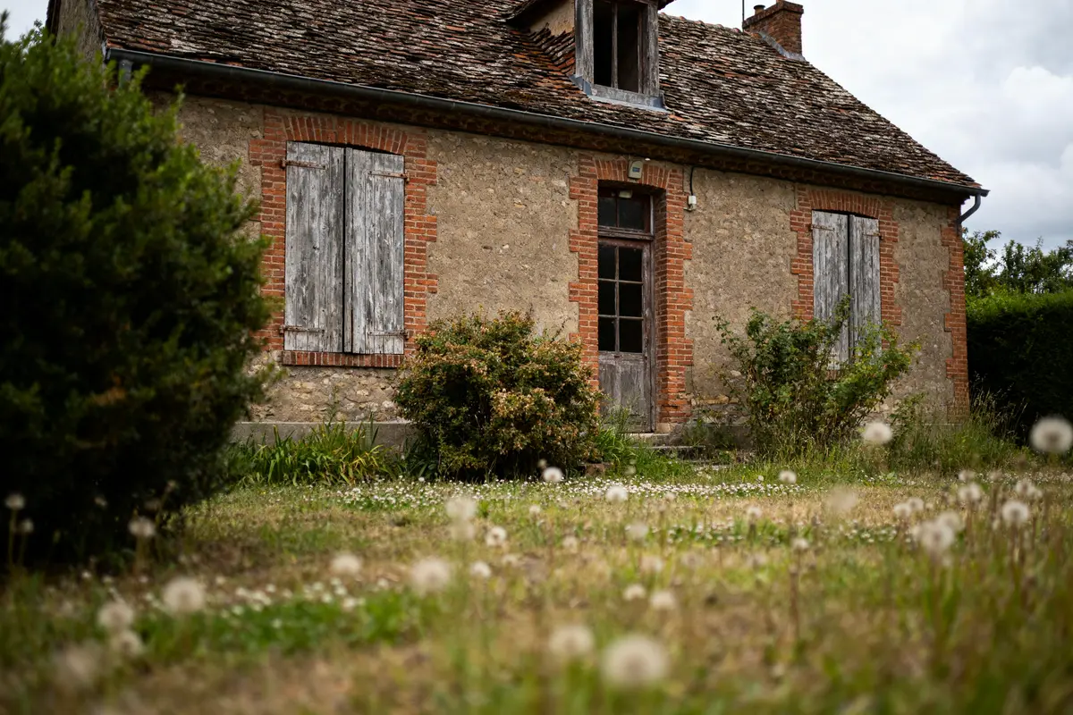 Maison rustique en pierre avec volets fermés pour acheter une maison construite par un particulier