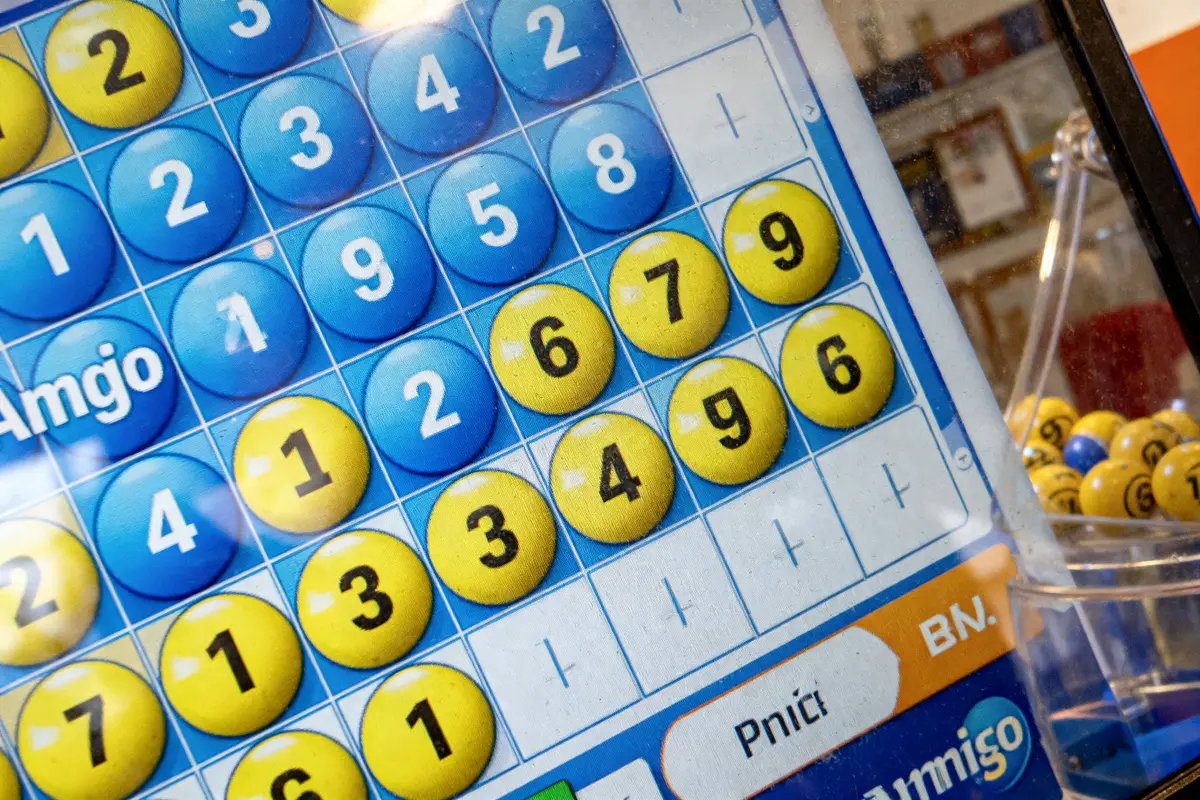 Jeu de loto électronique affichant des numéros pour un amigo tirage en cours