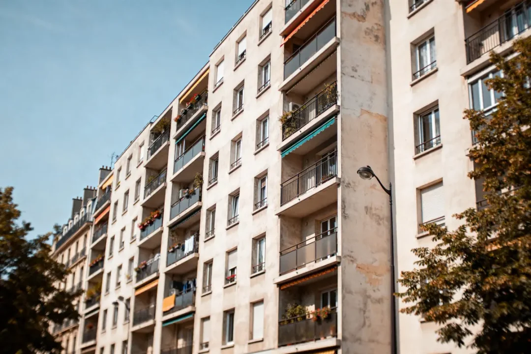 Immeuble résidentiel avec balcons représentant du logement social Paris en journée ensoleillée