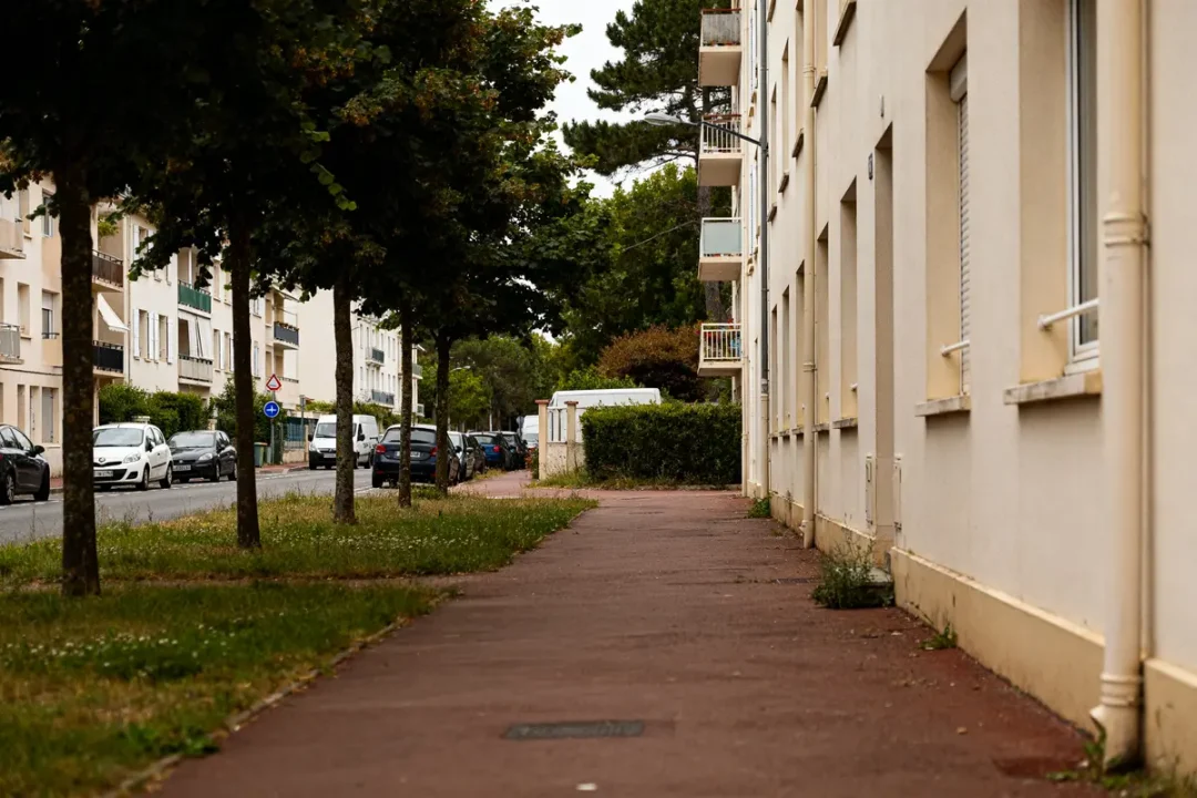 Ruelle calme avec immeubles et voitures dans un quartier à éviter à Royan