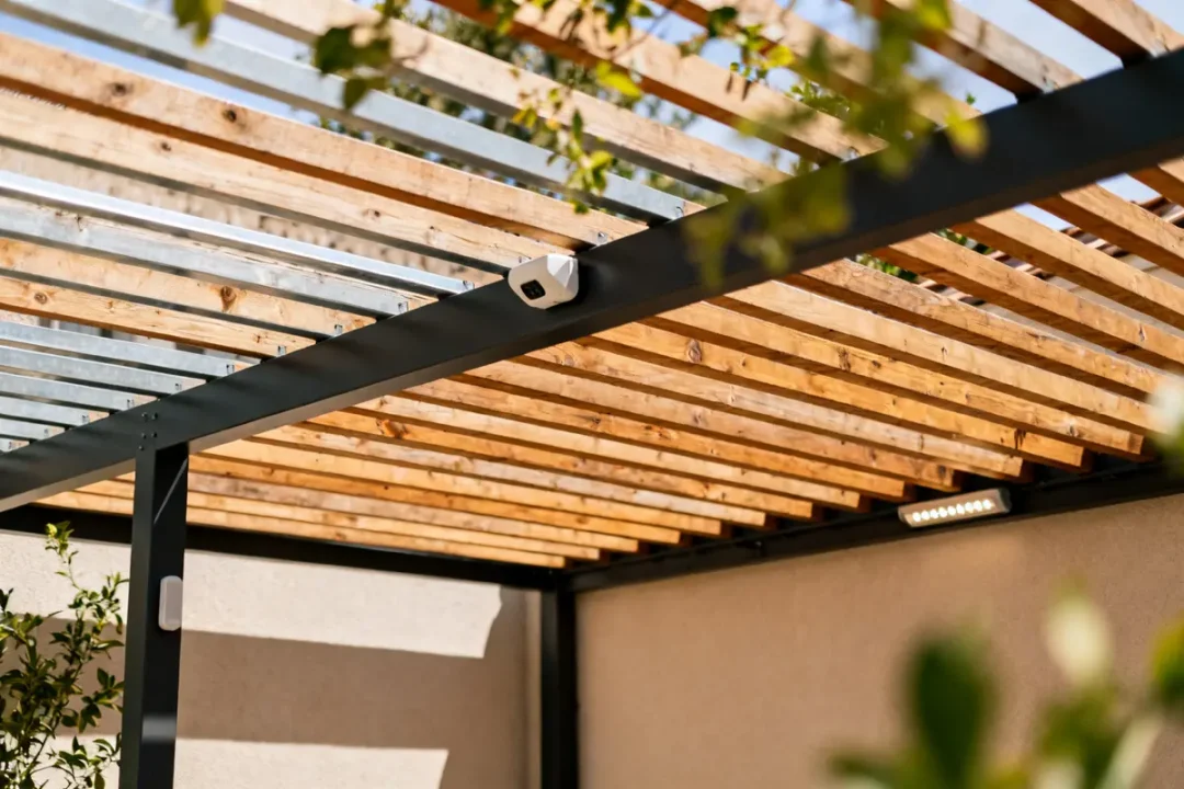 Structure en bois moderne pour aménagement pergola avec lattes et vignes suspendues