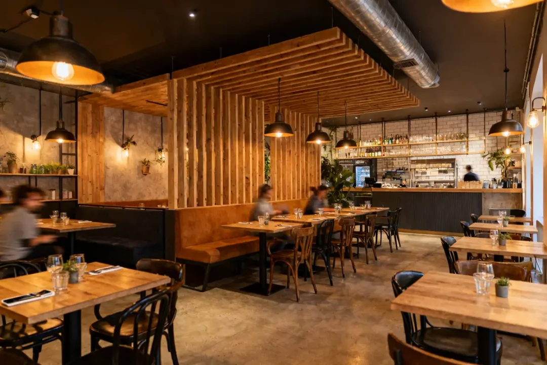Intérieur moderne avec bois et lumière chaleureuse, exemplaire de deco restaurant accueillante et élégante