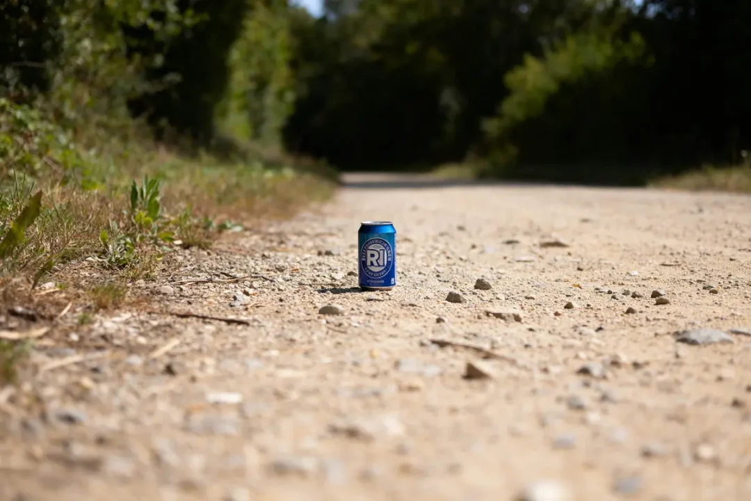 Canette sur un chemin de terre avec logo indice RI prominent