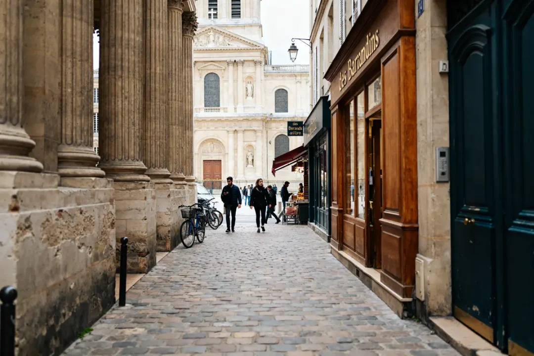 Personnes marchant sur la rue des Bernardins avec bâtiments historiques en arrière-plan
