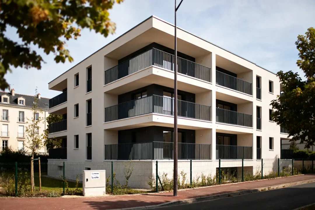 Immeuble moderne de Les Nouveaux Constructeurs avec balcons et façades blanches contemporaines