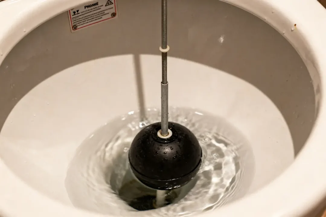 Flotteur de réservoir de toilette pour régler le flotteur de chasse d'eau correctement