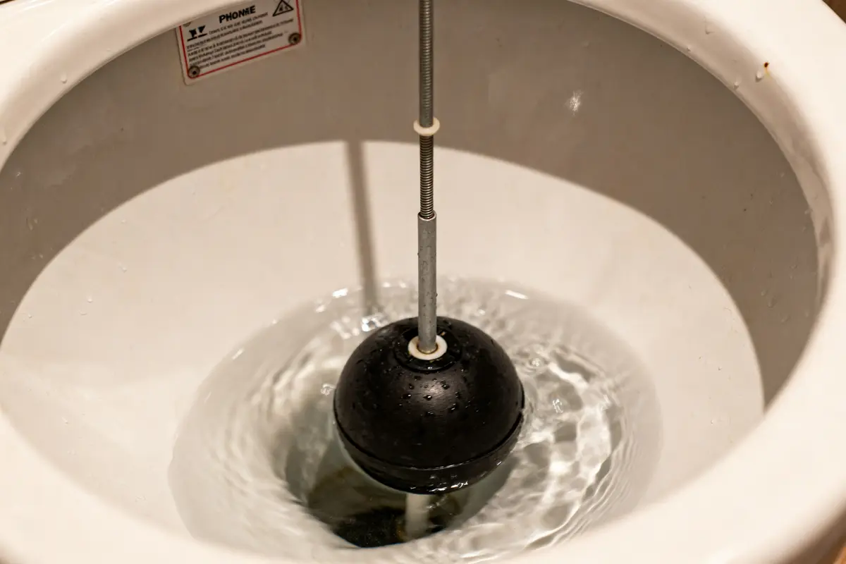 Flotteur de réservoir de toilette pour régler le flotteur de chasse d'eau correctement