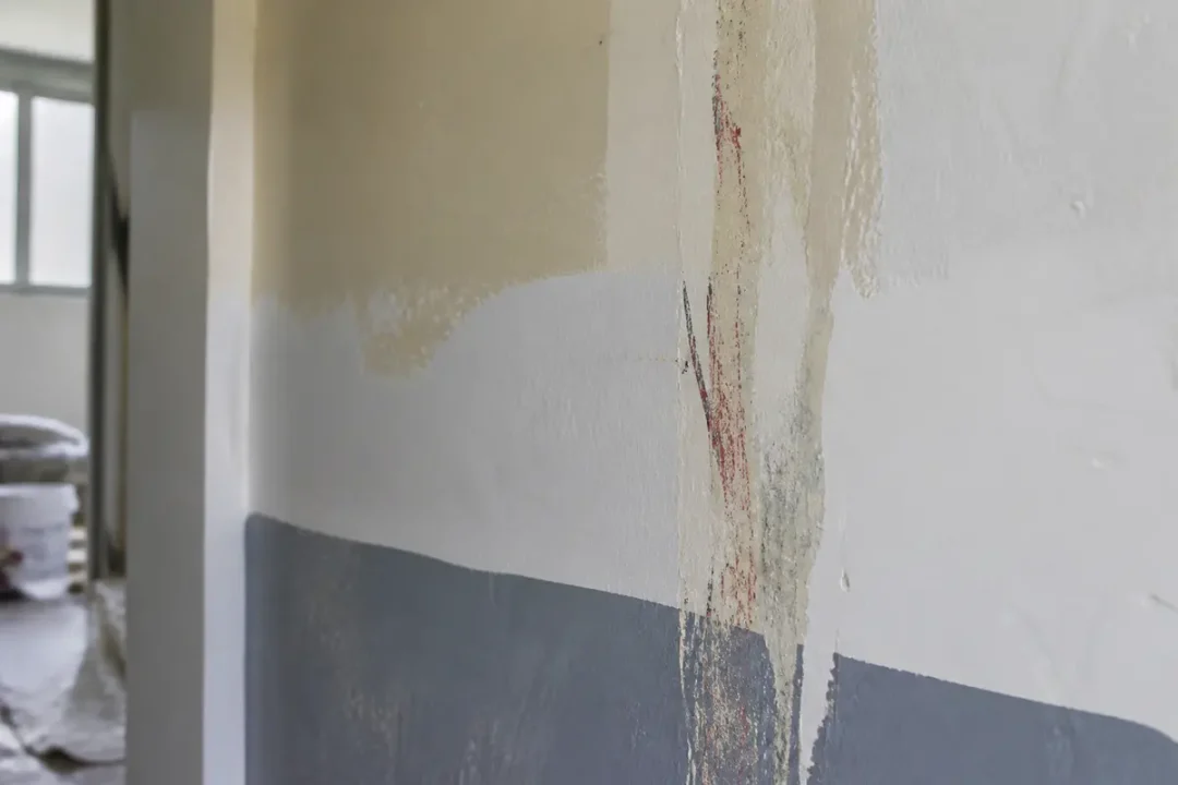 Mur peint avec 3 couches de peinture montrant toujours des traces visibles