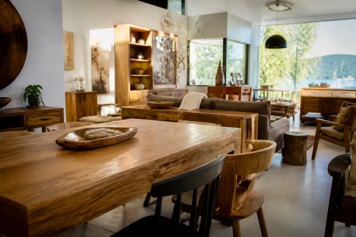 Salle à manger en bois massif dans un cadre naturel chez Maison Ethier