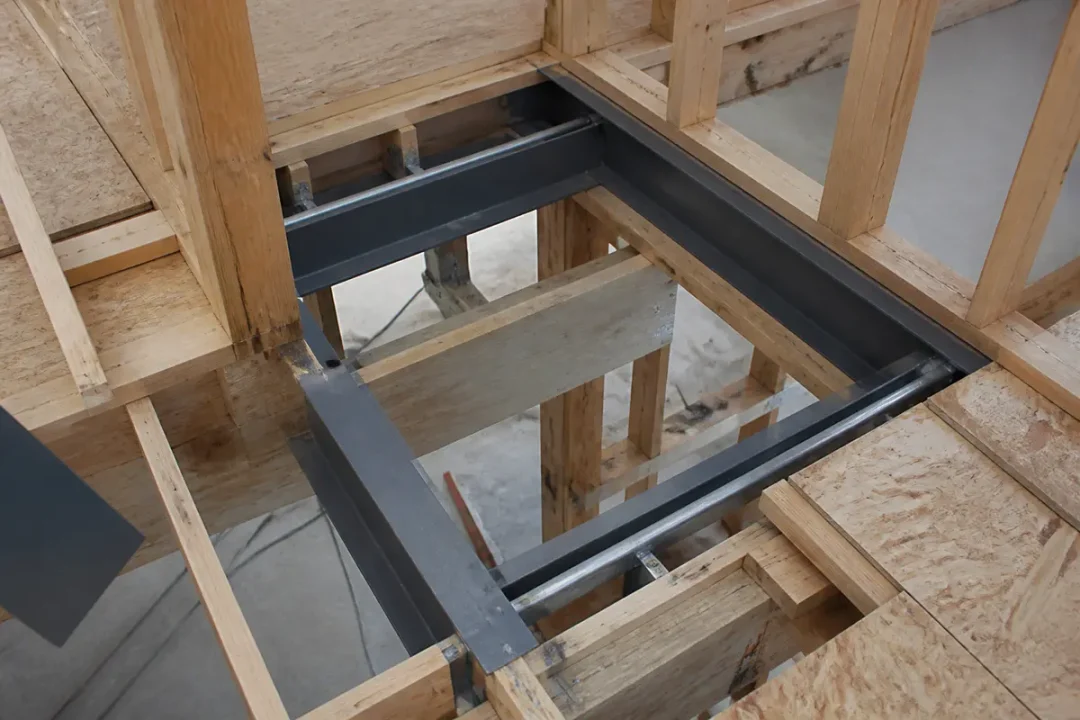 Charpente en bois et métal avec chevêtrement pour trémie d'escalier ou de fenêtre