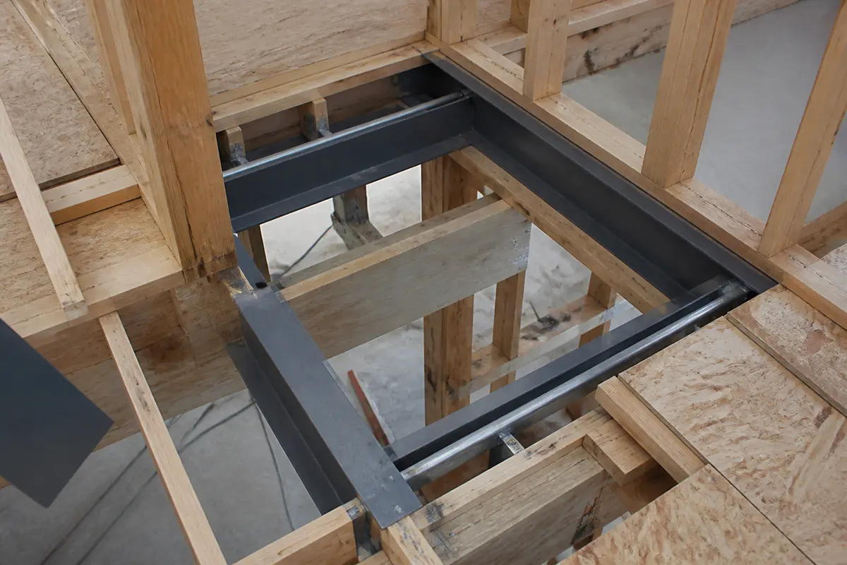Charpente en bois et métal avec chevêtrement pour trémie d'escalier ou de fenêtre