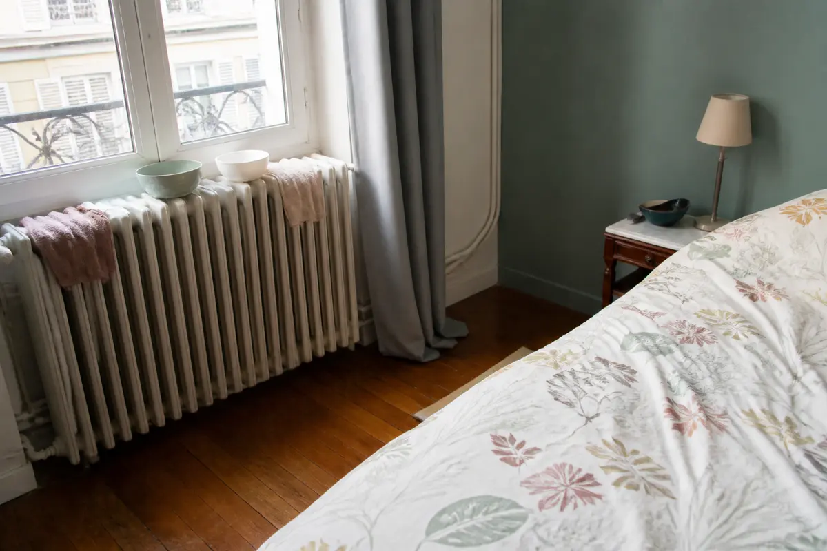 Radiateur avec bols pour humidifier une chambre de manière simple et efficace