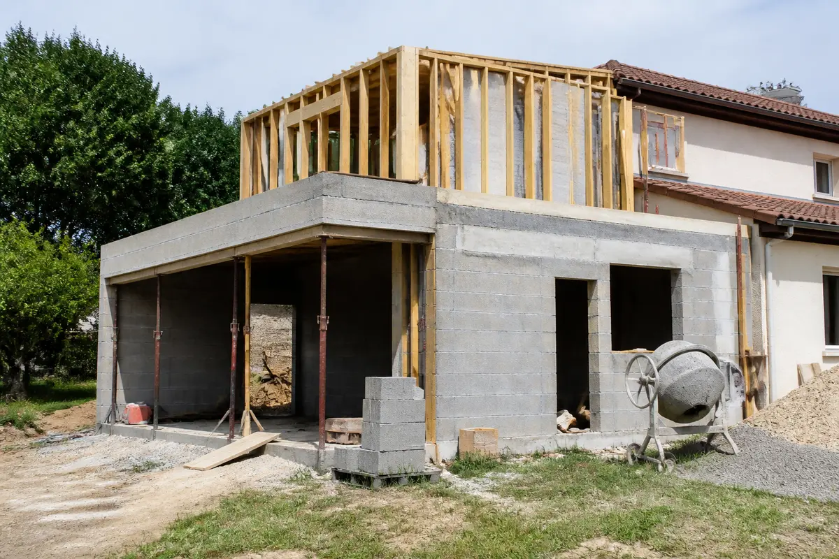 Construction d'une extension de garage avec structure en bois et béton