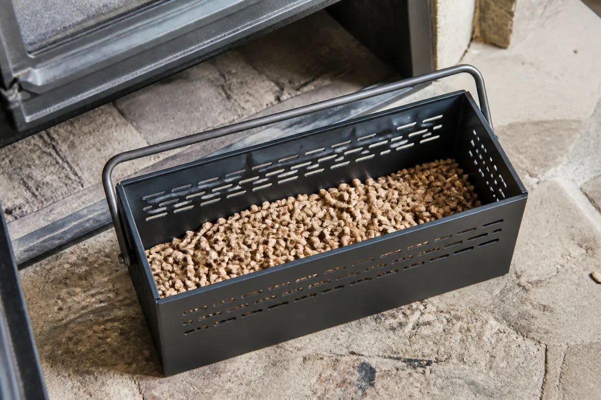 Panier à pellets en métal noir pour insert de Brico Dépôt posé au sol.