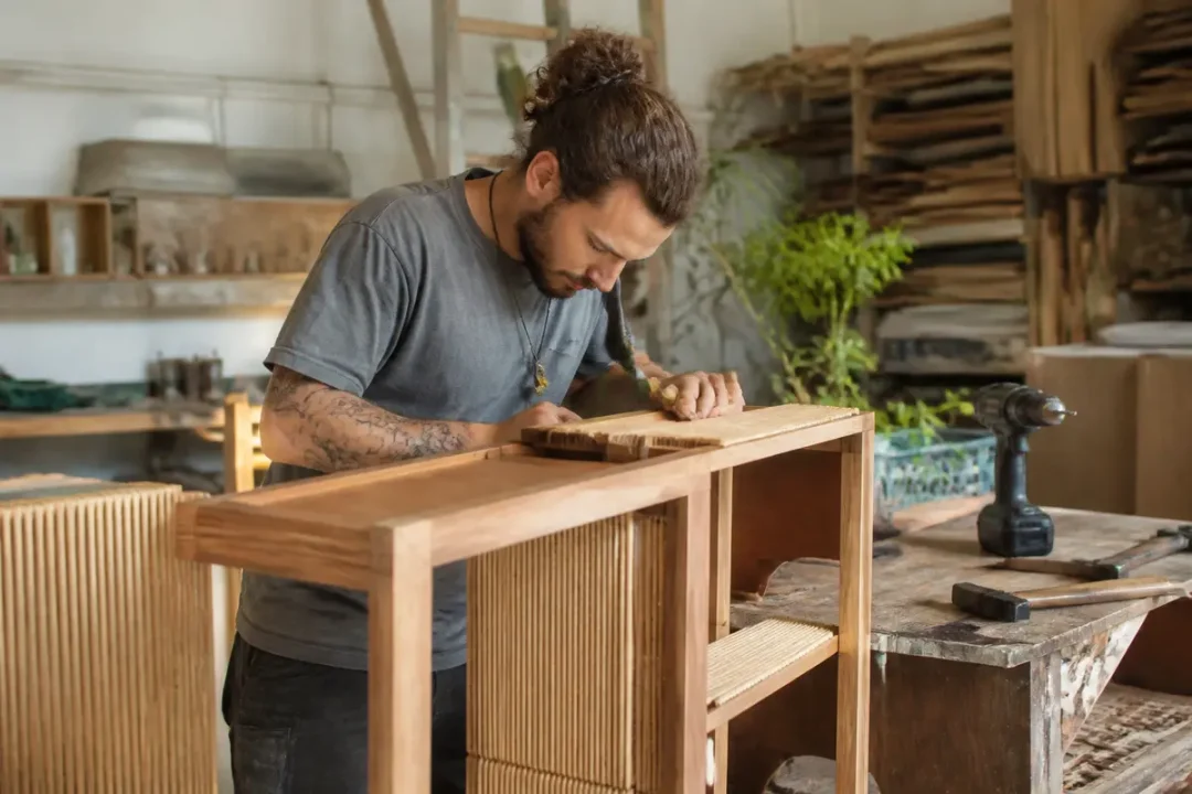 Artisan en menuiserie travaillant minutieusement le bois dans son atelier avec précision de tooplans