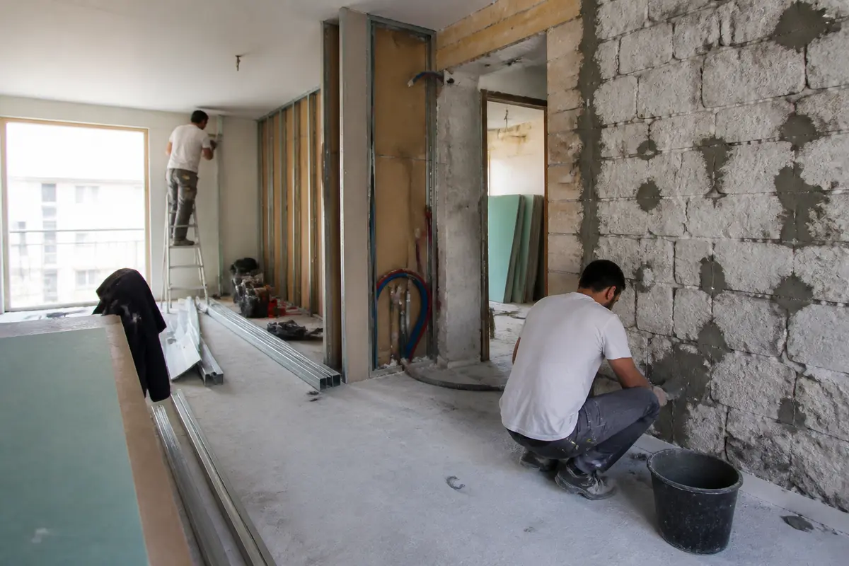 Travailleurs rénovant un appartement, murs en construction chez Renovation AS